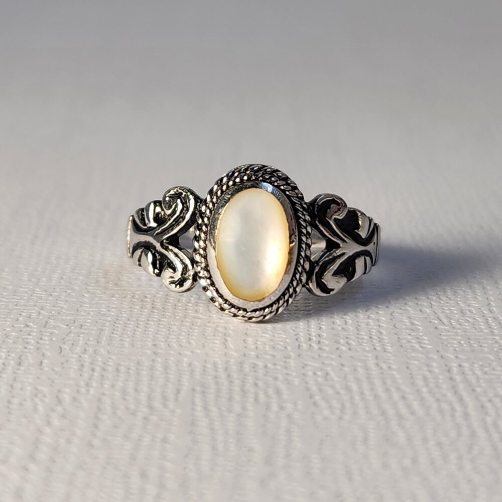 VTG Natural Mother of Pearl Filigree Scroll 925 Ring sz 8